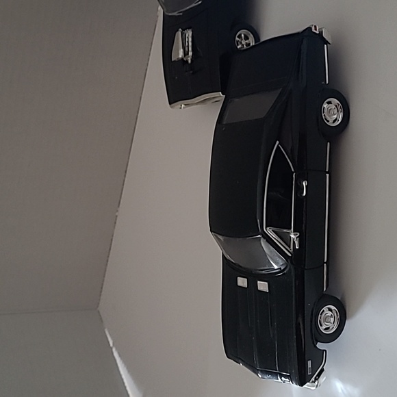 🚗 1:24 scale diecast Chevelle & Charger Welly & Universal Stuios - Picture 3 of 13